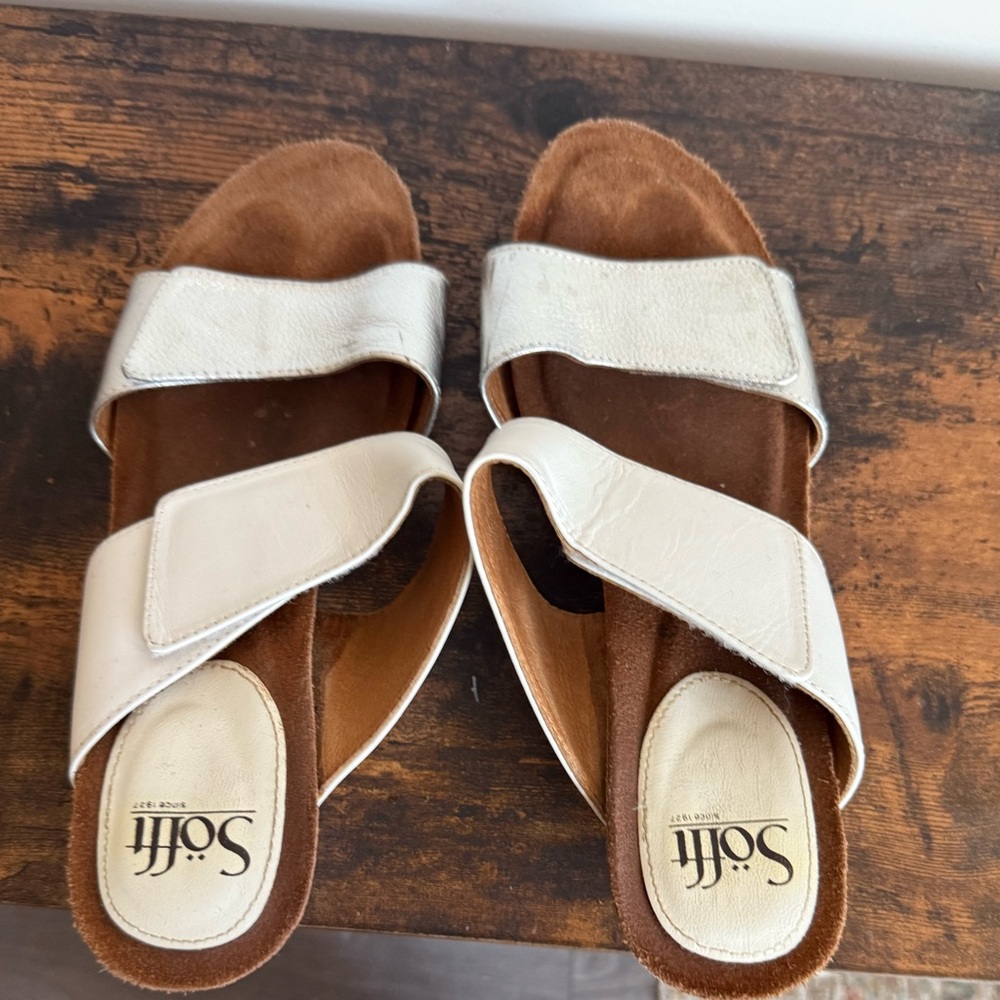 Sofft white and silver sandal